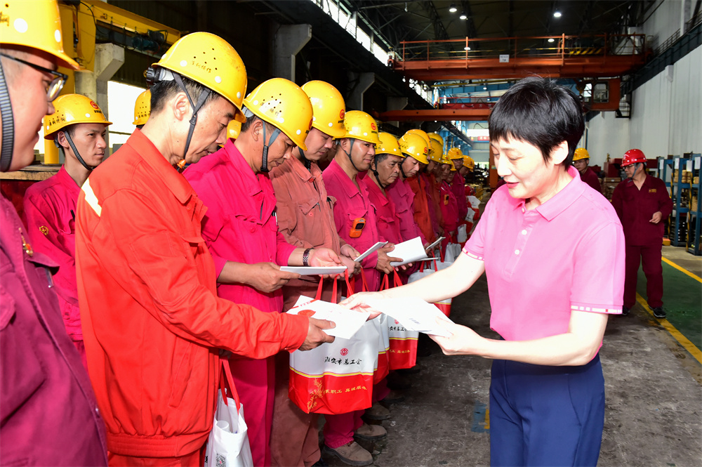 市总工会党组书记、副主席王立华一行 来开云手机官方版在线入口开展“送清凉”高温慰问